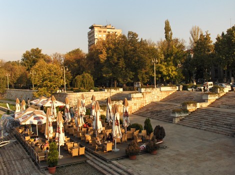 Kavarnica ob reki Nišavi.