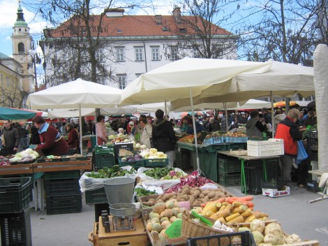 Osrednji del ljubljanske tržnice je namenjen domačim pridelovalcem hrane.