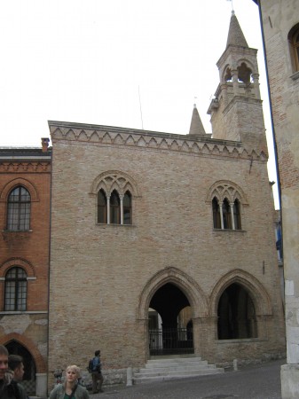 Pa še "profil" občinske palače