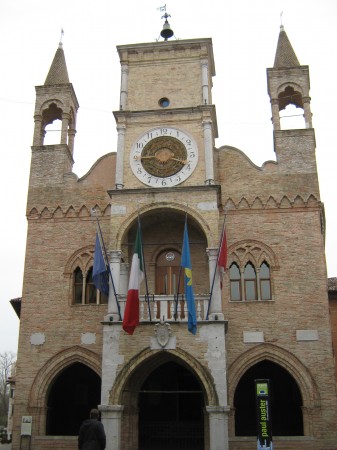 Občinska palača z lopo ali arkadnim delom, kjer so stali stražarji, ob vročih poletnih dnevih pa so tudi občinski možje sestankovali kar pod arkadami.