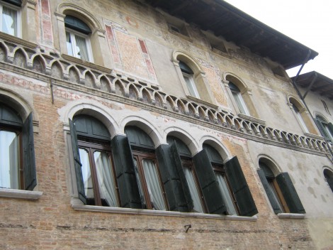 Ker so bile hiše skoraj vse enako visoke, nekako pa se je moralo poznati kdo v mestu je bolj premožen, so to pokazali z okni. Več oken je bilo skupaj, bolj bogat je bil lastnik. Tale s štirimi je bil zelo premožen.