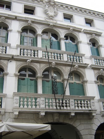 Tudi tale s tremi okni skupaj je bil med bogatejšimi.