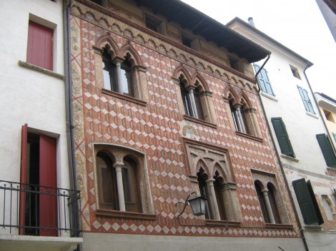 Kar precej palač je lepo renoviranih.