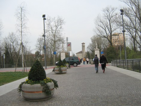 In na koncu čez most Adam in Eva proti avtobusu in veselo domov.