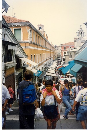 Most Rialto je poln malih trgovinic z beneškimi spominki, kot so beneške maske in obvetne gondole.