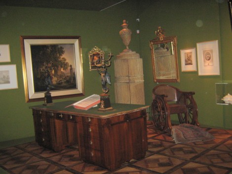 Pisalna miza maršala Marmonta. V ozadju stol Žige Zoisa.