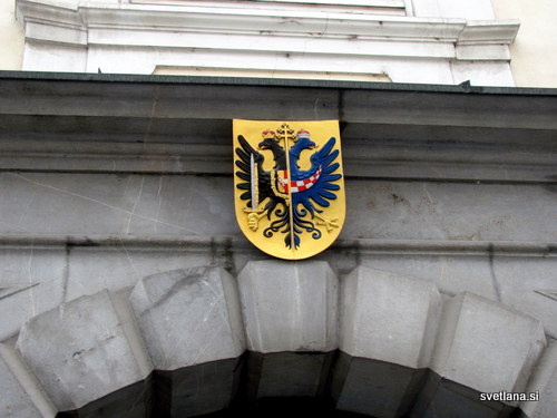 Grb na Nadškofijskem dvorcu, ki ga je nekoč obiskal sam Napoleon